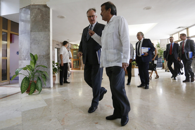 El vicecanciller cubano (derecha), Abelardo Moreno, conversa con Christian Leffler (izquierda), director general de América del Servicio Europeo de Acción Exterior, durante la tercera ronda de negociaciones entre Cuba y la Unión Europea, que tuvo lugar en La Habana el 4 y 5 de marzo. Crédito: Jorge Luis Baños/IPS