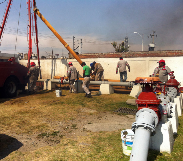 Empleados del estatal Organismo Agua y Saneamiento de la ciudad de Toluca, en el estado de México, vecino a la capital, realizan tareas de mantenimiento en una plata de agua. Crédito: Cortesía de Organismo Agua y Saneamiento de Toluca