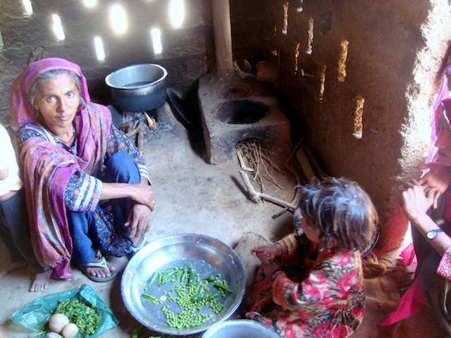 Las mujeres del distrito de Tharparkar, en Pakistán, aquejado por la sequía, sufren lo peor de la sequía que causa estragos en todo la zona. Credito: Zofeen Ebrahim/IPS