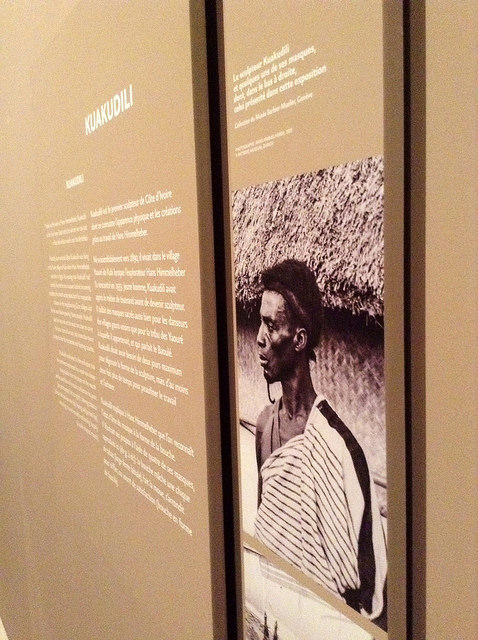 Artistas africanos desvelados en una muestra en el museo Quai Branly, París, abril de 2015. La fotografía de Kuakudili, de Costa de Marfil, da un rostro a quien talló máscaras para bailarines mascarados y para su propio pueblo; un estilo que inspiró a cubistas occidentales. Crédito: A.D. McKenzie/IPS