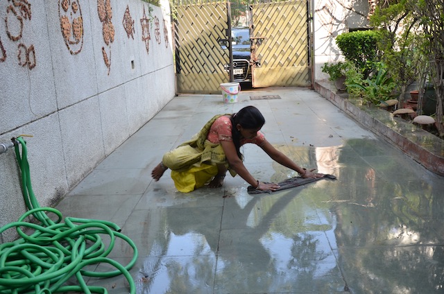 Como las mujeres suelen realizar tareas domésticas no remuneradas, no “cuentan” en la economía formal. Crédito: Neeta Lal/IPS