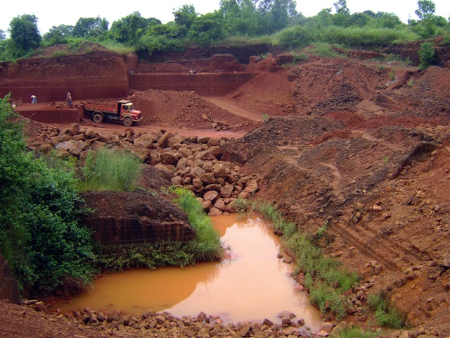 Una de los centenares de minas ilegales de mineral de hierro en el distrito de Bellary que operaban con impunidad hasta que su prohibición en 2011 puso fin a la práctica. Crédito: Stella Paul / IPS