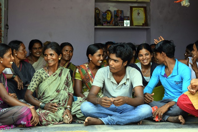 Mujeres dalits y sus hijos colaboran para acabar con el sistema de esclavitud del templo en el estado de Karnataka, en India. Crédito: Stella Paul / IPS