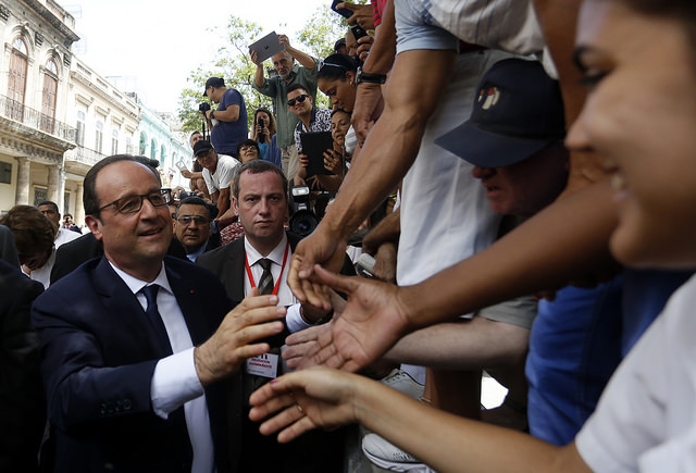El presidente francés, François Hollande, recibe el saludo de personas en una calle de La Habana, durante una de las actividades en su histórica visita a Cuba el 11 de mayo. Crédito: Jorge Luis Baños/IPS