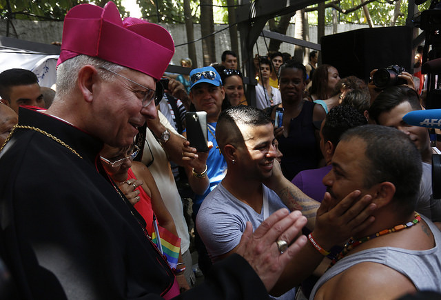 Roger LaRade, de la disidente Iglesia Católica Independiente de Toronto, Canadá, durante la bendición ecuménica a parejas del mismo sexo, organizada por líderes protestantes cubanos en el Pabellón Cuba de La Habana, durante la VIII Jornada contra la Homofobia y la Transfobia. Crédito: Jorge Luis Baños/IPS