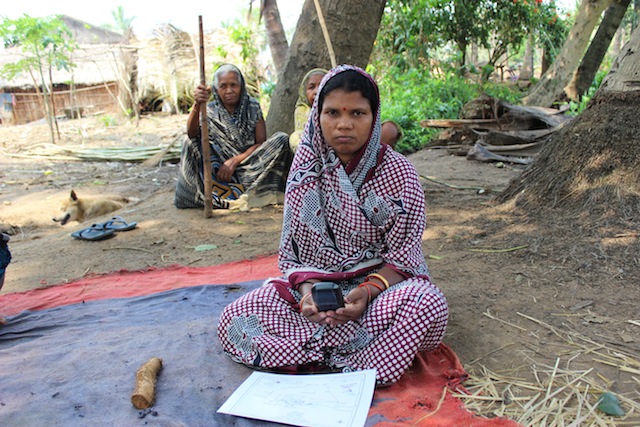 Nibasini Pradhan, de la aldea de Gunduribadi, maneja un dispositivo GPS suministrado por el gobierno para ayudar a la comunidad a definir los límites de sus tierras ancestrales. Crédito: Manipadma Jena/IPS