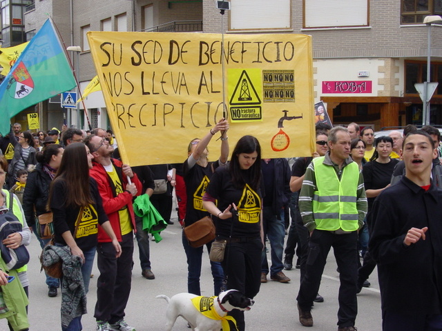 Miles de personas participaron en una protesta contra la fractura hidráulica el 3 de mayo de 2015 en la norteña localidad de Medina de Pomar, donde hay 12 permisos para explorar gas de esquisto. Crédito: Ecologistas en Acción