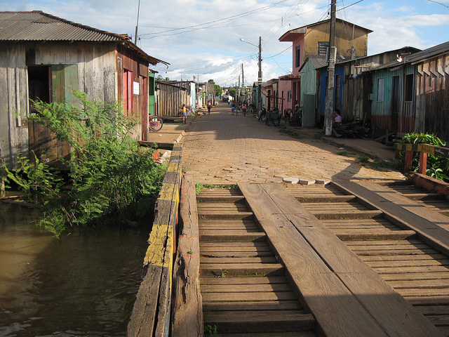 Parte de uno de los barrios de la ciudad de Altamira, en el norteño estado de Pará, en la ribera del  río Xingú, que quedará bajo las aguas del embalse de la central hidroeléctrica de Belo Monte. Ese municipio amazónico es el más afectado por ese megaproyecto financiado por el BNDES. Crédito: Mario Osava/IPS