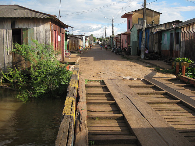 Parte de uno de los barrios de la ciudad de Altamira, en el norteño estado de Pará, en la ribera del río Xingú, que quedará bajo las aguas del embalse de la central hidroeléctrica de Belo Monte. Ese municipio amazónico es el más afectado por ese megaproyecto financiado por el BNDES. Crédito: Mario Osava/IPS