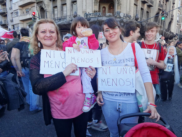 Soraima Torres, su hija Mariela y su nieta, tres generaciones de mujeres argentinas, enarbolan carteles con la consigna “Ni una menos”, en la manifestación contra los femicidios en Buenos Aires. Crédito: Fabiana Frayssinet/IPS