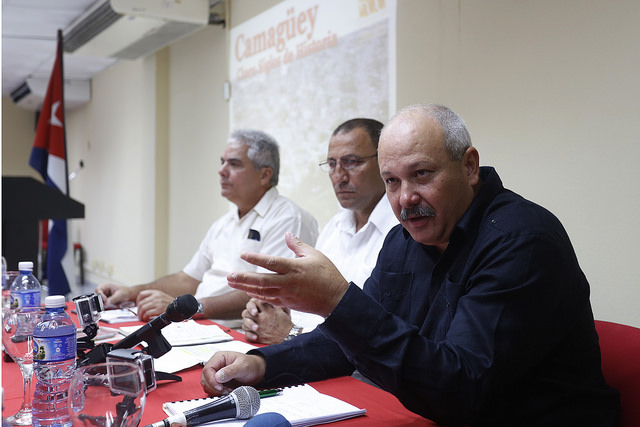 En primer plano, Jorge Luis Tapia, primer secretario del  Partido Comunista de Cuba en la provincia de Camagüey, durante una conferencia con la prensa extranjera, sobre las perspectivas económicas provinciales. Crédito: Jorge Luis Baños/IPS