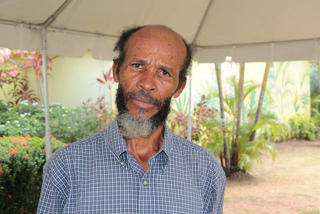 El agricultor Anthony Herman, de Santa Lucía, Herman perdió 70 por ciento de su cultivo de castaña de cajú en 2015 por la sequía que asoló a su país.  Crédito: Kenton X. Chance/IPS
