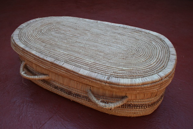 Las artesanas esperan comercializar estos “cajones ecológicos'', ataúdes biodegradables elaborados con materiales de la zona. Crédito: Busani Bafana/IPS
