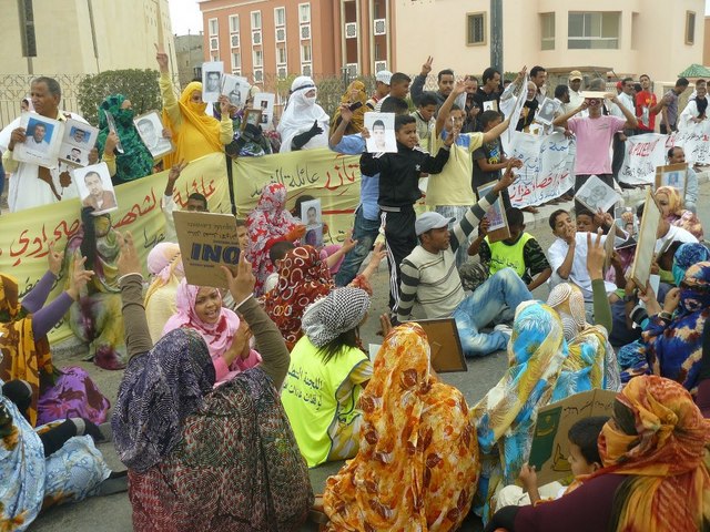 Mujeres saharauis participan en una de las múltiples protestas en El Aaiún, la capital de Sahara Occidental. Crédito: Equip Media