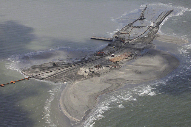 Una berma de arena en la costa del estado de Luisiana, en Estados Unidos, entre las muchas construidas en para contener los efectos del derrame de petróleo de 2010 en el Golfo de México, de la compañía British Petroleum. Crédito: Erika Blumenfield /IPS