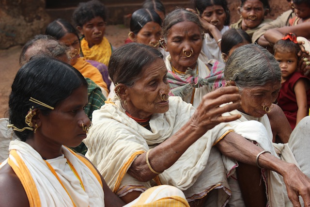 La sacerdotisa Dasara Kadraka explica por qué la tribu se dedica a preservar las semillas ancestrales. Crédito: Manipadma Jena/IPS
