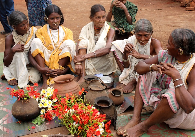 Un grupo de sacerdotisas discuten sus planes antes de salir en busca de las variedades de mijo en “desaparición” en un pueblo en el este de India. Crédito: Manipadma Jena/IPS
