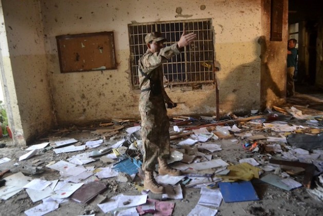 Un soldado en la Escuela Pública del Ejército, tras el atentado de diciembre de 2014. Crédito: Ashfaq Yusufzai/IPS