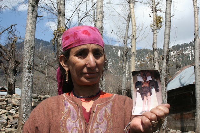 Una mujer sostiene la fotografía de su hijo, herido en el conflicto en el norteño estado indio de Jammu y Cachemira, donde las mujeres soportan la peor parte de los combates. Algunas, incluso, fueron violadas por efectivos de las Fuerzas Armadas. Crédito: Athar Parvaiz/IPS
