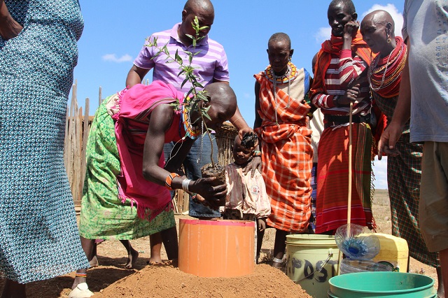 Plantación comunitaria de árboles en Samburu, un condado semiárido de Kenia. Robert Kibet/IPS