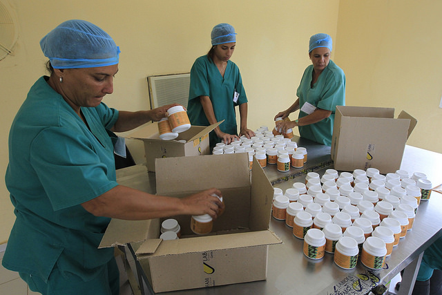Tres mujeres trabajan en el envasado y etiquetado de píldoras de espirulina, en la planta de producción de espirulina, de la empresa estatal Genix-Labiofam, en la localidad de Zaragoza, en Cuba. Crédito: Jorge Luis Baños/IPS