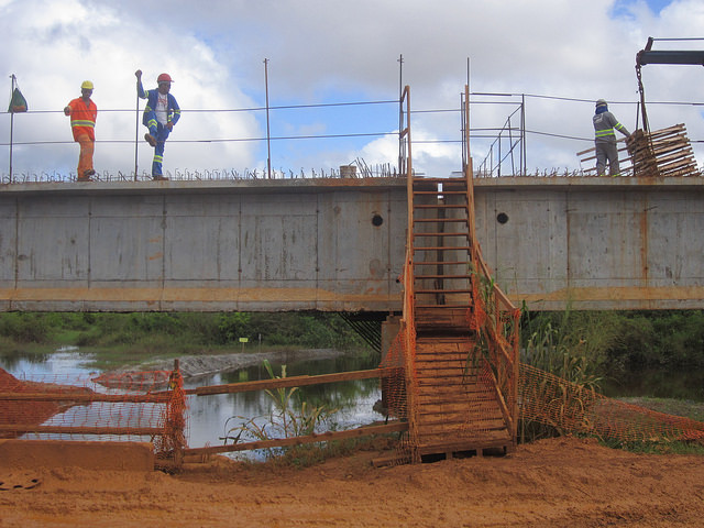 Puente en construcción en una carretera a la entrada de la ciudad de Altamira, en la Amazonia brasileña. El atraso en la obra impide la reurbanización de las partes bajas de la ciudad que serán parcialmente inundadas por el embalse de la central hidroeléctrica de Belo Monte. Crédito: Mario Osava/IPS