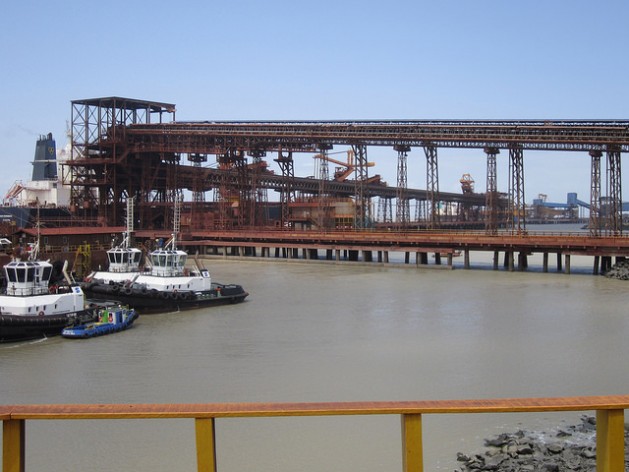 Parte del puerto Ponta da Madeira, en el nordeste de Brasil, desde donde salen los barcos cargados con hierro, cuyo mayor destino es China: Mario Osava/IPS