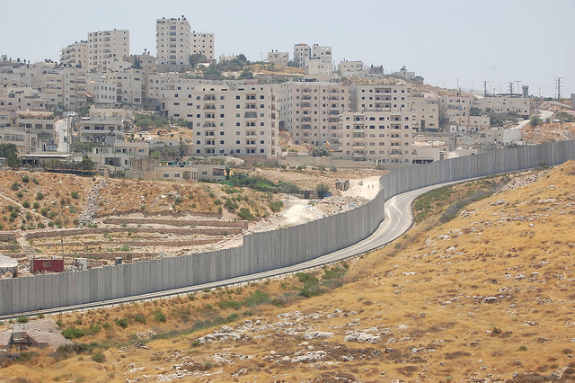 El muro de separación se extiende entre el asentamiento israelí de Pisgat Zeev y un campamento de refugiados palestinos. Crédito: Jillian Kestler-D’Amours/IPS