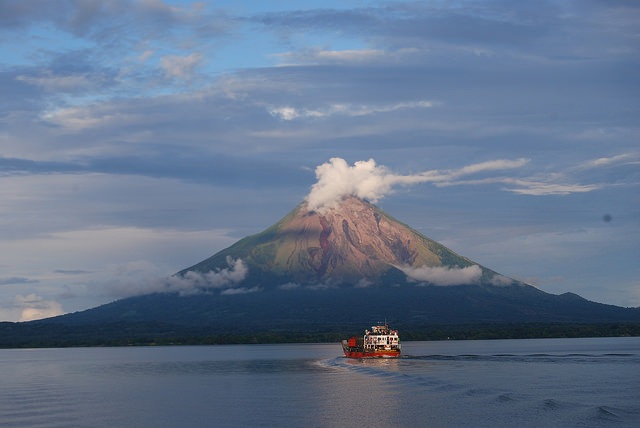 El volcán de Concepción, uno de los dos que adornan la isla de Ometepe, situada dentro del lago de Cocibolca, desde el puerto de San Jorge, en el departamento de Rivas, en el occidente de Nicaragua. Crédito: Karin Paladino/IPS
