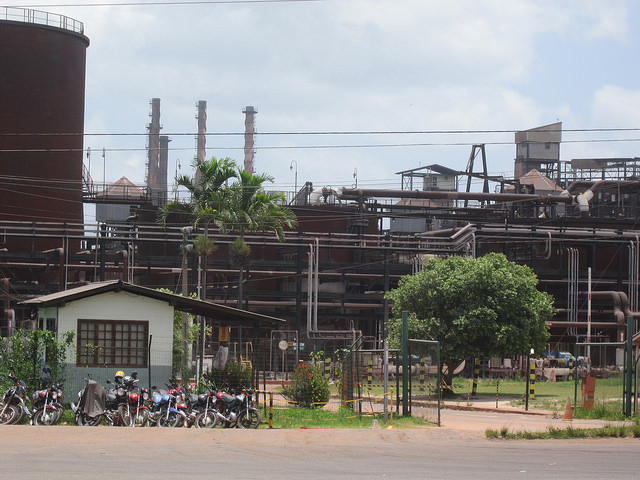 Entrada de la planta de Alunorte, productora de alúmina, la base de la industria del aluminio, cuya producción cayó en Brasil debido a los altos costos, especialmente de la energía eléctrica. Crédito: Mario Osava/IPS