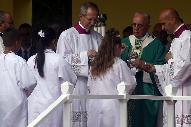 El papa Francisco, con casulla verde, da la comunión a unos niños cubanos, durante la misa celebrada el domingo 20 en la plaza de la Revolución de La Habana, durante el acto más multitudinario en la capital de Cuba del pontífice de la Iglesia Católica, durante su visita de tres días al país. Crédito: Jorge Luis Baños/IPS