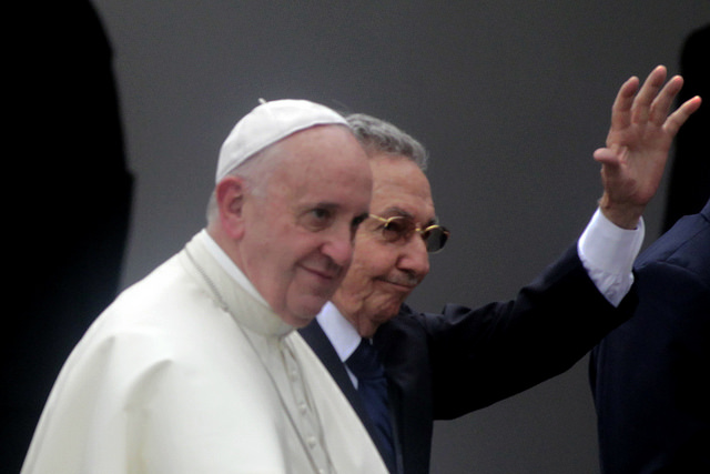 El papa Francisco, y su anfitrión, el presidente Raúl Castro, durante el comienzo de su visita de tres días a Cuba, el sábado 19, que proseguirá después a Estados Unidos. El respaldo al deshielo entre La Habana y Washington es uno de los objetivos de este viaje del jefe de la Iglesia Católica. Crédito: Jorge Luis Baños/IPS