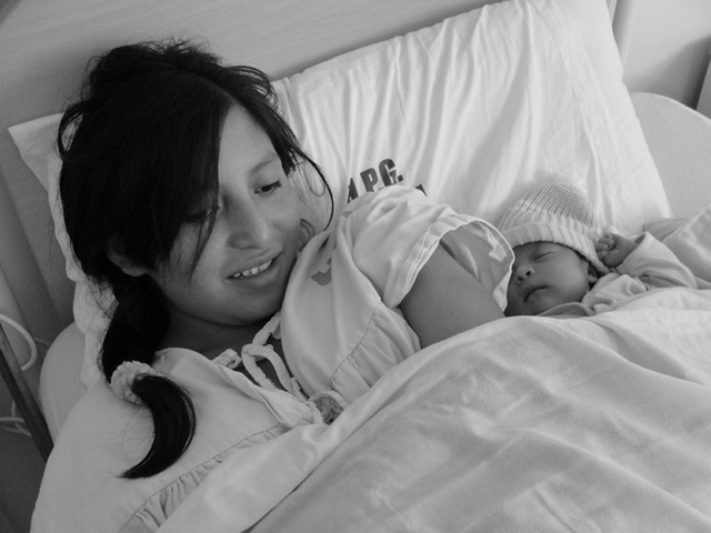 Miriam Toaquiza y su hija Jennifer, en un hospital de Latacunga, en Ecuador. Ella es la única ocupante de una sala especial para madres adolescentes, gracias a políticas públicas para reducir el fenómeno.  Crédito: Gonzalo Ortiz/IPS