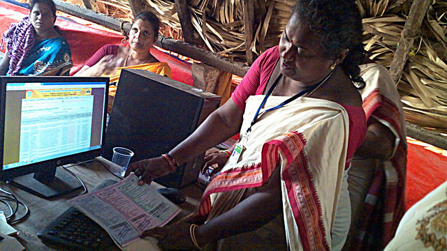 Campesinas que gestionan la extracción de arena en el sudoriental estado de Andhra Pradesh, en India, aprenden a usar computadoras. Crédito: Stella Paul/IPS
