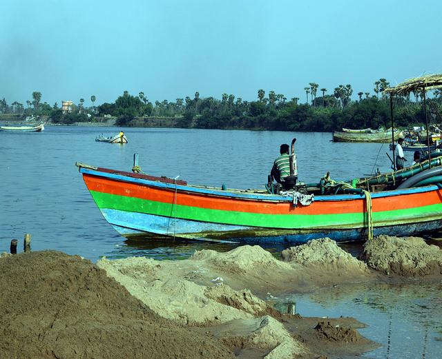 Estas barcas que extraen arena de forma ilegal en el populoso estado de Andhra Pradesh, en India, se vuelven una rareza luego de que varios grupos de mujeres se hicieran cargo de la gestión de la actividad en 2014. Crédito: Stella Paul