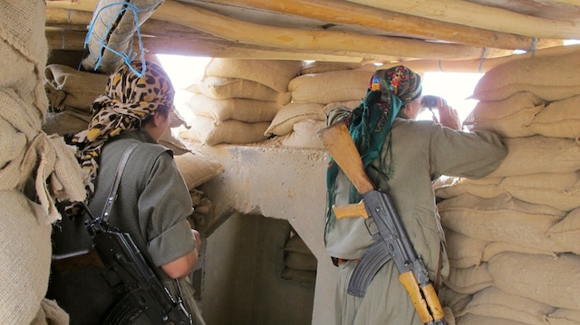 Las mujeres también están presentes en la línea de combate frente al Estado Islámico, en Kirkuk, en la región autónoma kurda de Iraq, en el norte del país. Crédito: Karlos Zurutuza/IPS