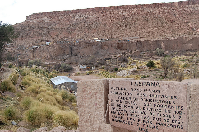 La aldea de Caspana, a 3.300 metros sobre el nivel del mar, en el desierto de Atacama, en el norte de Chile. Sus 400 habitantes viven de la pequeña agricultura, como indican orgullosos en una piedra a la entrada del lugar, gracias al uso del milenario cultivo de terrazas en las laderas del altiplano andino. Crédito: Marianela Jarroud/IPS