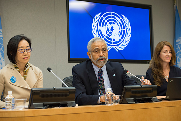 Conferencia de Prensa del documento Las mujeres en el Mundo 2015. Lenni Montiel (Centro), Subsecretario General adjunto de la ONU para Asuntos Económicos y Sociales. Crédito: ONU/Eskinder Debebe.