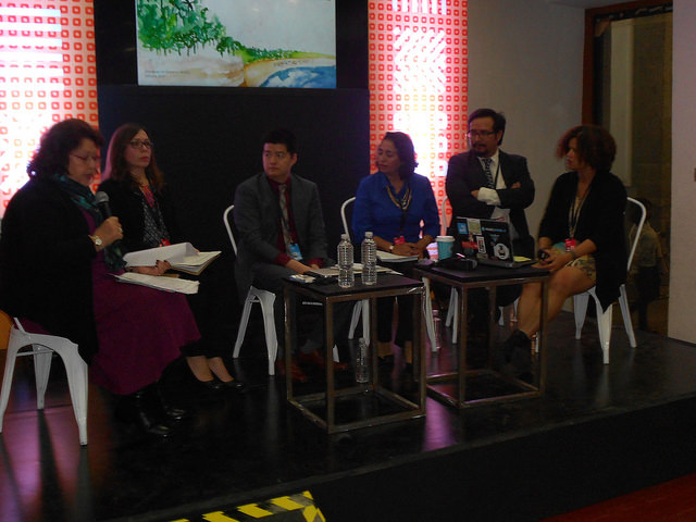 Integrantes de la sociedad civil latinoamericana debaten sobre la aplicación de datos abiertos y el Principio 10 sobre acceso a la información, participación y consulta en temas ambientales durante uno de los paneles de la Cumbre Global de la Alianza para el Gobierno Abierto, realizada en Ciudad de México del 27 al 29 de octubre. Crédito: Emilio Godoy/IPS