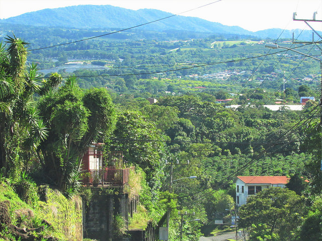 Vista de reservas privadas en la norteña provincia de Heredia, en Costa Rica. En 200 hectáreas de una de ellas se va a realizar un proyecto piloto de bonos de bonos de carbono, gracias a una donación de su propietario. Crédito: Fabíola Ortiz/IPS