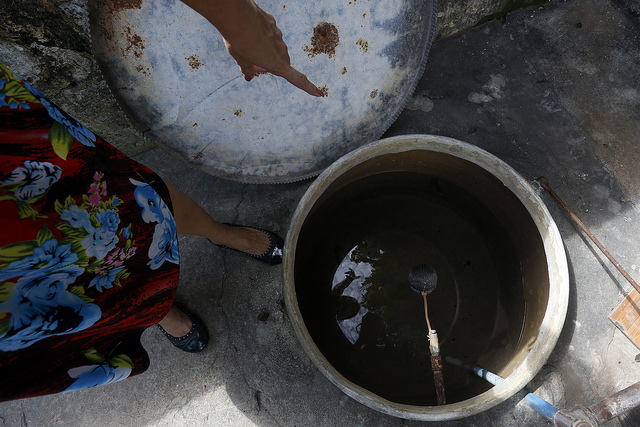 Una mujer muestra un pozo improvisado para la recolección de  agua potable, que han puesto en funcionamiento en el municipio de Santiago de las Vegas, en La Habana,  para paliar el desabastecimiento del recurso en la capital de Cuba. Crédito: Jorge Luis Baños/IPS