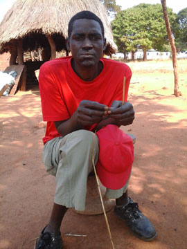 Felix Muchimba, de 48 años, frente a su casa en Zambia. Crédito: Friday Phiri / IPS