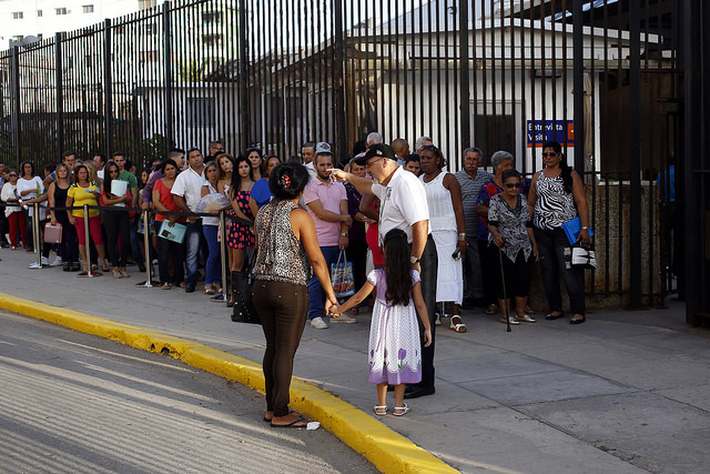 Una fila de personas esperan en la capital de Cuba para realizar trámites de emigración en la Embajada de Estados Unidos, reabierta este año después que los dos países restablecieron relaciones diplomáticas. Crédito: Jorge Luis Baños/IPS