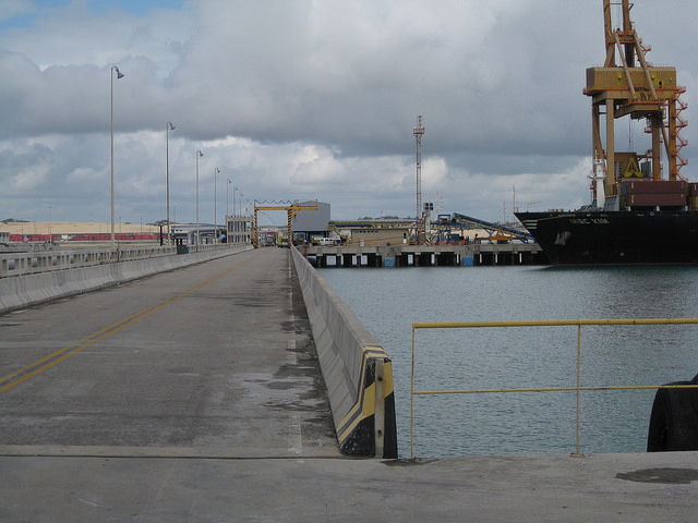 El puerto de Pecém, en el estado de Ceará, uno de los mayores complejos portuarios e industriales del norte de Brasil, perdió varios proyectos pautados en su plan original, debido a la crisis de la empresa petrolera estatal Petrobras y a la recesión económica. Crédito: Mario Osava/IPS