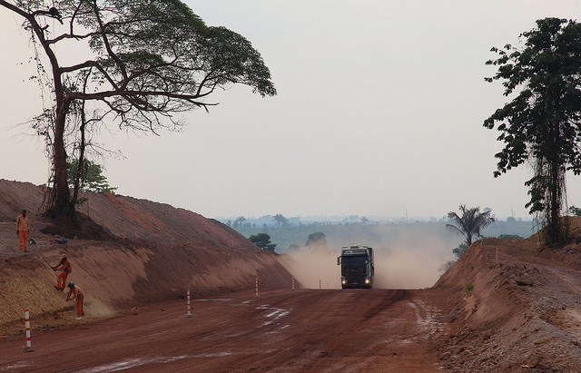 Obras de reconstruccion de la carretera BR-163 en el municipio de Itaituba en el estado de Pará, Brasil. Crédito: Fabiana Frayssinet/IPS.