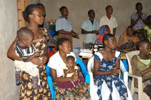 Madres adolescentes con sus hijos participan de una instancia de capacitación para dotarlas de habilidades para la vida tras abandonar la escuela por su embarazo precoz. Crédito: Kizito Makoye/IPS