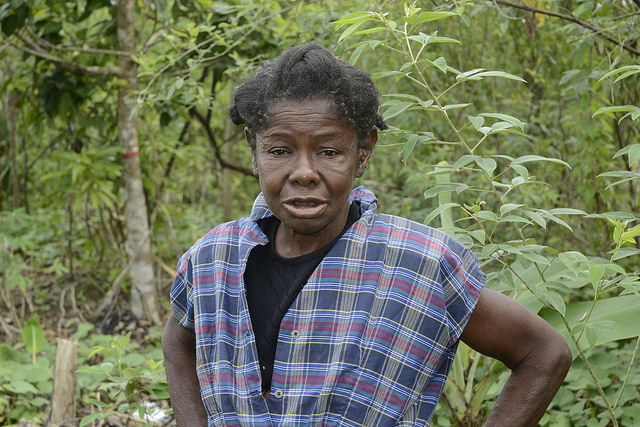 Una inmigrante haitiana en el asentamiento rural de Mata Mamón, en República Dominicana, donde trabaja como bracera. Las mujeres haitianas que trabajan en las fincas dominicanas son invisibilizadas tanto en las estadísticas como en los programas de apoyo para los migrantes rurales, denuncian activistas. Crédito: Dionny Matos/IPS