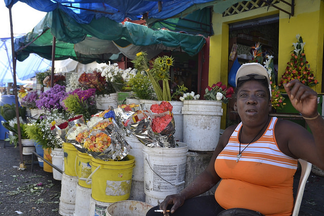 La florista Antonia Abreu, una de las pocas vendedoras ambulantes que aceptaron hablar sobre la dura realidad de las inmigrantes haitianas en República Dominicana, en su puesto callejero en el barrio de Pequeño Haití, en Santo Domingo. Crédito: Dionny Matos/IPS