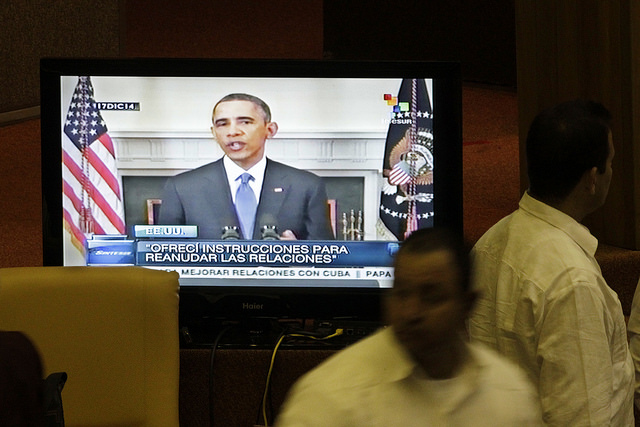 La imagen del presidente de Estados Unidos, Barack Obama, en la pantalla de un televisor en La Habana, anunciado el restablecimiento de relaciones diplomáticas con Cuba, el 17 de diciembre de 2014. Ahora, Obama podrá ser visto en persona por los habaneros, cuando visite el país el 21 y 22 de marzo. Crédito: Jorge Luis Baños/IPS