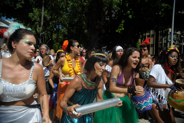 Mujeres de un “bloque” de mujeres danzan portando instrumentos de raíces africanas, en un desfile callejero en un barrio de Río de Janeiro, durante las fiestas de carnaval de este año, que han confirmado el rescate popular de la fiesta. Crédito: Tânia Rêgo/Agência Brasil